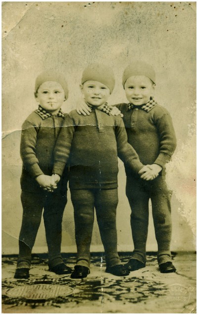 Groepsfoto van drieling Antoon Caspar, Adriaan Balthasar en Jozeph Melchior. Helmond, ca. 1933