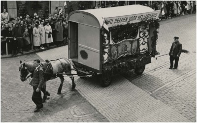 Een draaiorgel op een woonwagen, dat geld ophaalt voor het Labrehuis (een tehuis voor dak-en thuislozen in Eindhoven). Eindhoven, 1951
