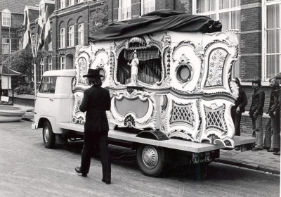 Draaiorgel van het decorbouwbedrijf van Ton van Heeswijk. Veghel, ca. 1975