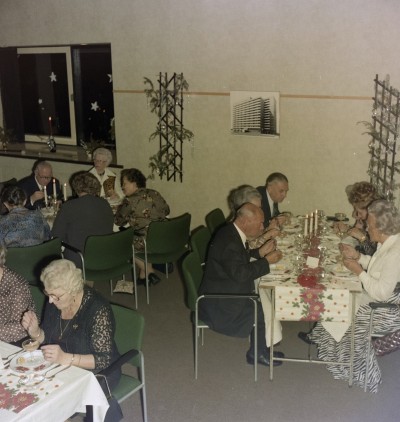 Kerstdiner voor de bewoners van verzorgingstehuis 't Laar. Tilburg, 1976
