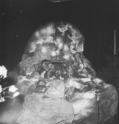 Kerststal in de Sint-Leonarduskerk, van de strafgevangenis (?). Vught, 1957
