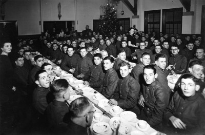 Kerstfeest militairen bij de Gildenbond in de Tuinstraat. Tilburg, ?