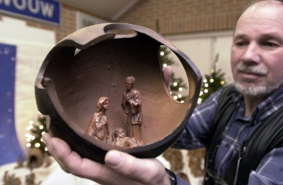 Kunstenaar Karel Schrooijen toont een moderne kerststal. Wouw, 2002