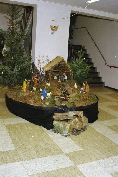 Een kerststal met groot tafereel eromheen in Huize Heelwijk, Heesch, 1994