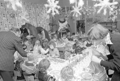 Kerstdiner bij kleuterschool de Paddestoel. Roosendaal, 1976