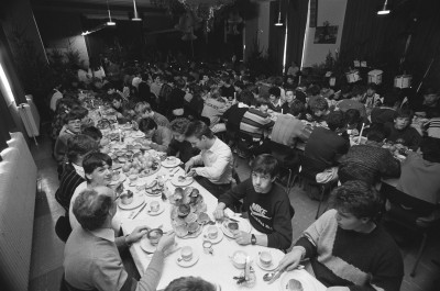 Ongeveer 400 leerlingen van LTS Don Bosco genoten van een kerstmaaltijd. Etten-Leur, ,1985