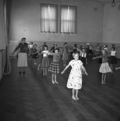 Ritmische oefeningen tijdens gym, Volkel 1955 (foto: Fotopersbureau Het Zuiden, collectie BHIC nr. 1672-003964) 