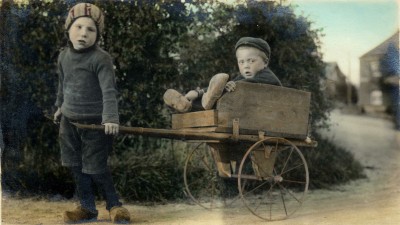 Foto: jongens bij station Cuijk, 1912 (foto: Andries Nielen, collectie BHIC nr. DCVAR-000868)