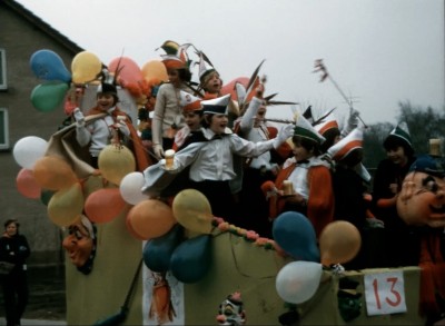 Kinderen op een carnavalswagen