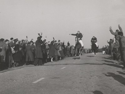 Foto: Strijd om de metworst op het Vortums Veld (foto: Jan Waarma, collectie BHIC nr. VOR0018) 