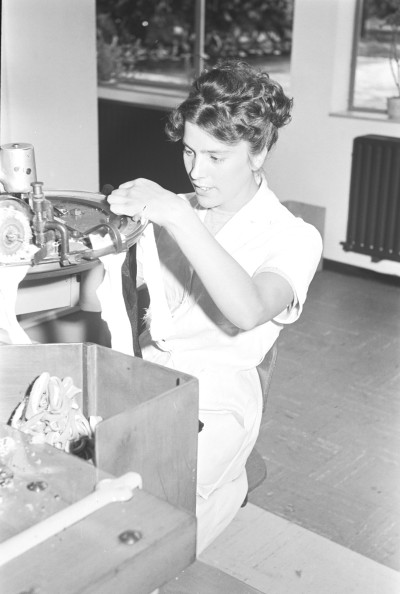 Kousen maken bij Jansen de Wit, Schijndel 1961 (foto: Fotopersbureau Het Zuiden, collectie BHIC nr. 1632-004368) 