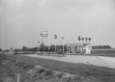 Esso benzinepomp langs de weg in Heesch, 1960