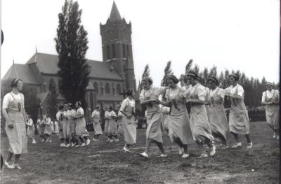 Reidansende jonge boerinnen