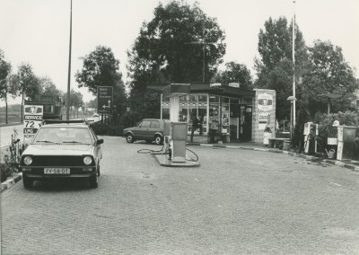 Een tankstation langs de weg. Gassel, 1982