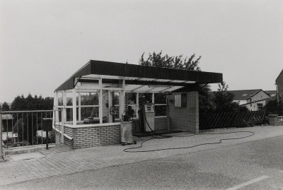 Overkapte benzinepomp. Standaarbuiten, 1987
