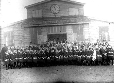 Communicantjes voor de kerk in Vluchtoord Uden