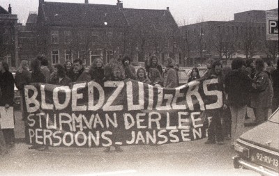 Actievoerders met spandoeken op het plein bij de Sint-Jan in Den Bosch. 's-Hertogenbosch, ca. 1975-1985