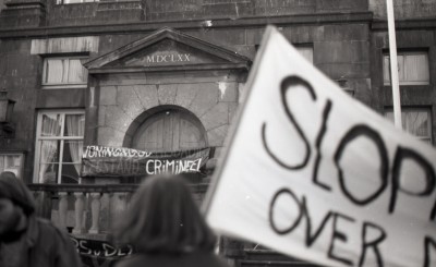 Demonstratie bij het gemeentehuis in Den Bosch tegen de woningnood. 's-Hertogenbosch, ca. 1975-1985