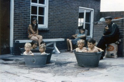 Kinderen koelen af teilen tijdens warm weer. Schaijk, 1967