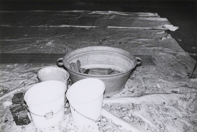 Water uit een lekkend dak opvangen. Oeffelt, 1987