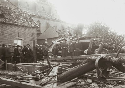 Poseren bij de restanten van de kerk, Langenboom 1925 (foto: fotograaf onbekend, collectie BHIC nr. DCLBO-000021)