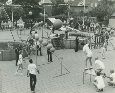 Verschillende speltoestellen tijdens de Zeskamp. Mill, 1982