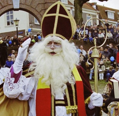 Sinterklaas komt aan bij de Maaspoort. Grave, 2000