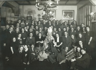 Sinterklaas op bezoek bij de Rijks Verkeers Inspectie. 's-Hertogenbosch, ca. 1945-1947