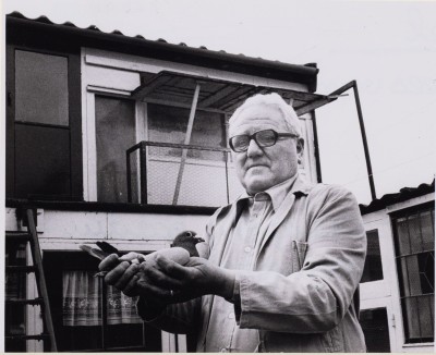 . Cees van Riel, secretaris van de Oosterhoutse sportduivenvereniging.