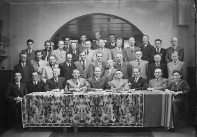 Groepsfoto van de duivensportvereniging in Hotel De Rode Leeuw.