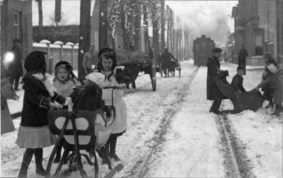 Winterbeeld met verschillende soorten sledes, Waalwijk 1909 (foto: fotograaf onbekend, collectie Streekarchief Langstraat Heusden Altena nr. WAA71739) 