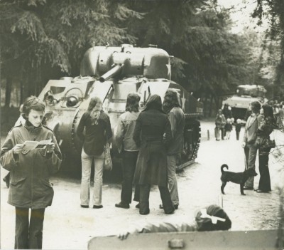 Groep bezoekers bij Sherman tank in het Oorlogsmuseum. Overloon, 1975-1976