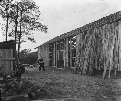 Het gebouw van het Oorlogsmuseum in aanbouw. Overloon, 1945