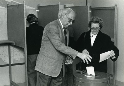 Inwoners brengen hun stem uit bij de gemeenteraadsverkiezingen.