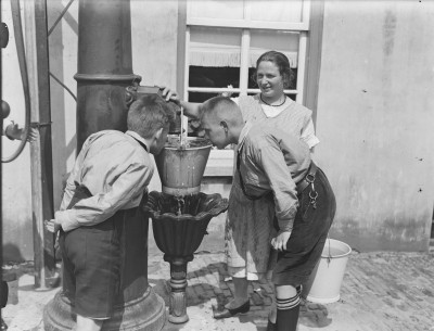 Drinken bij de pomp, met korte broek. Sint-Oedenrode, 1939