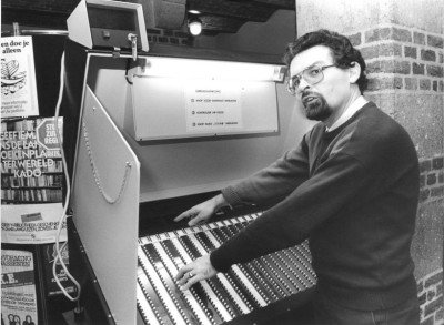 Medewerker burgerzaken geeft uitleg over de stemmachine bij de Nederlandse verkiezingen. Vught, 1986