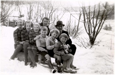 In de sneeuw, met korte broek en kousen. Eindhoven, ca. 1930