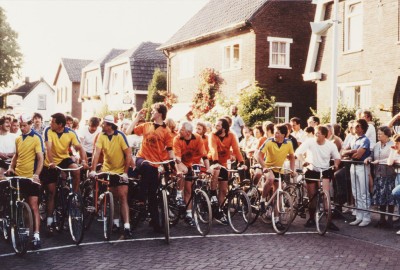 Deelnemers van de Ronde van Berkel staan opgesteld aan de start (juni 1983).