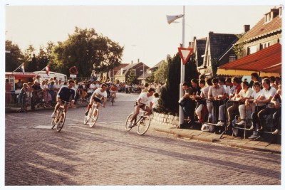Wielrenners tijdens de Ronde van Berkel in 1983 (foto Rinus van der Loo).