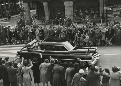 Het maken van een rondrit door de stad in een cabrio