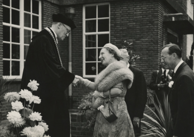 Het begroeten van de koningin en prins Bernhard door prof. Dorgelo