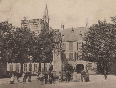 Het standbeeld van Willem II op het Buitenhof in Den Haag omstreeks 1903.