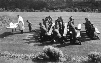 Soldaten gaan in de open lucht ter communie, Veghel september 1944 (foto: Johan van Eerd, collectie BHIC nr. 1955-000019)