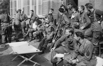 Gewonde militairen, Veghel september 1944 (foto: Johan van Eerd, collectie BHIC nr. 1955-000461)