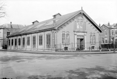 (Voormalige) militaire manege in 's-Hertogenbosch waar de tentoonstelling in 1913 gehouden werd, foto uit 1933 (foto: Fotopersbureau Het Zuiden, collectie Erfgoed 's-Hertogenbosch nr. 0001454)