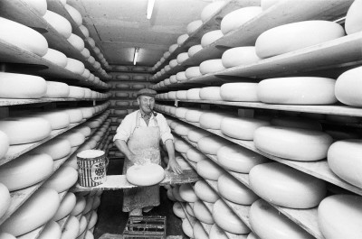 Einde van de kaasfabriek waar nog 15 mensen werken, lijkt in zicht, Wouw 1977 (Dagblad De Stem/Ben A.G. Steffen, collectie West-Brabants Archief nr. ST08618-01) 