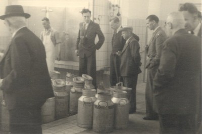 Excursie van gemeenteraad naar de "Coöperatieve Zuivelfabriek te Wouw", Heerle 1950 (foto: J.C. van Wessel, collectie West-Brabants Archief nr. K22091) 
