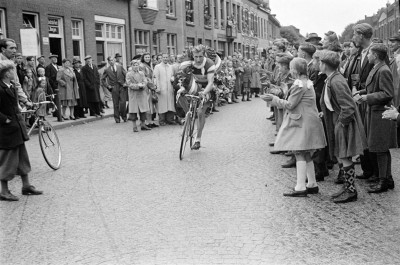 Ronde van Oss. Gerrit Schulte met overwinningskrans, Oss (foto: Daan Scholte, collectie Stadsarchief Oss nr. DSN0165_05126)