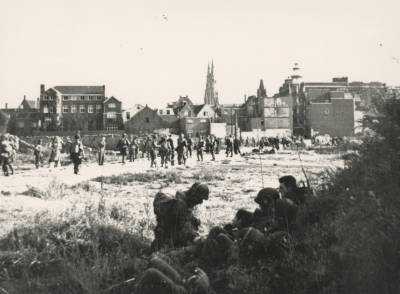 Amerikaanse soldaten trekken via de Demer naar het centrum