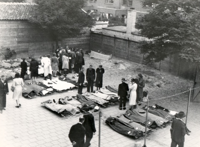 Slachtoffers uit Stratum opgebaard op de speelplaats van de Lagere School op de Thijmstraat, 22 september. 